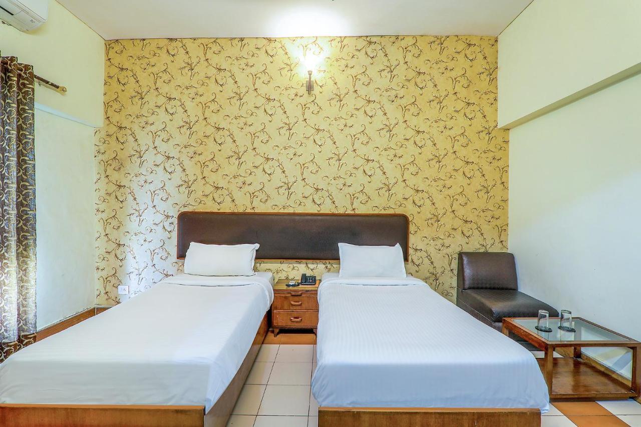 Hotel Executive Hasanganj Bagian luar foto