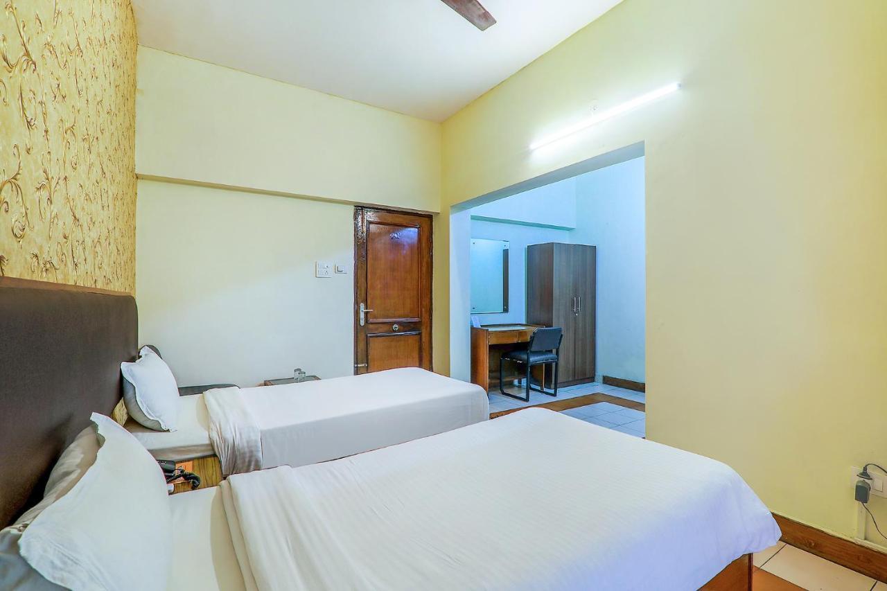 Hotel Executive Hasanganj Bagian luar foto