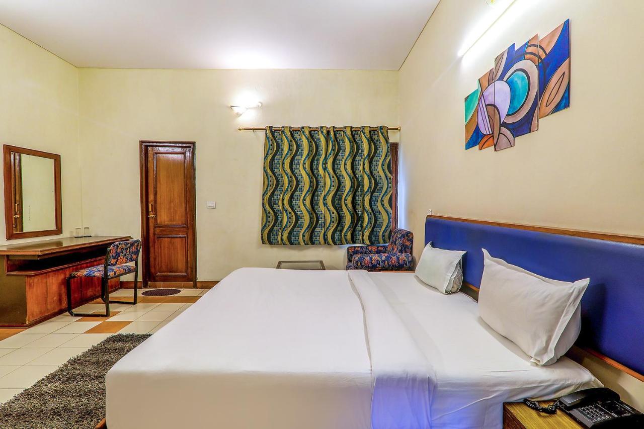 Hotel Executive Hasanganj Bagian luar foto