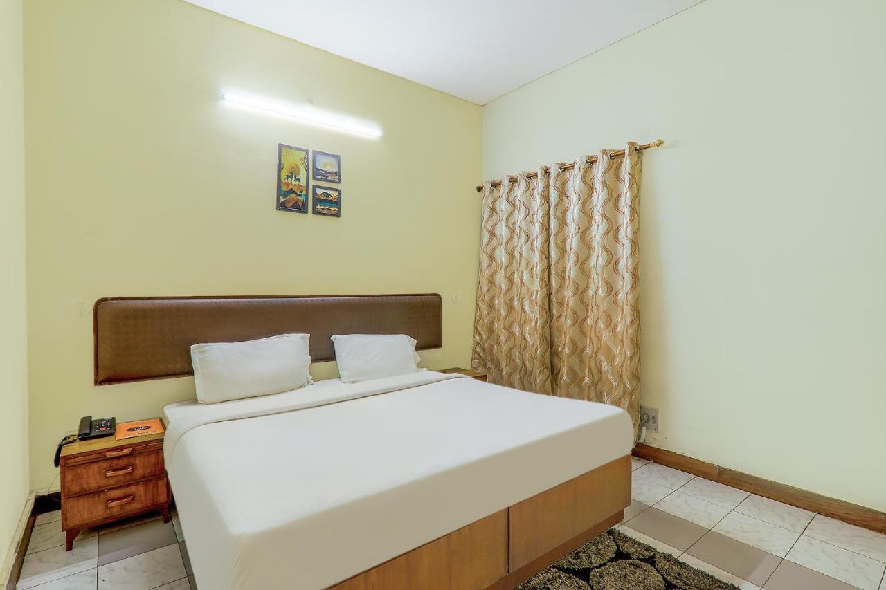 Hotel Executive Hasanganj Bagian luar foto